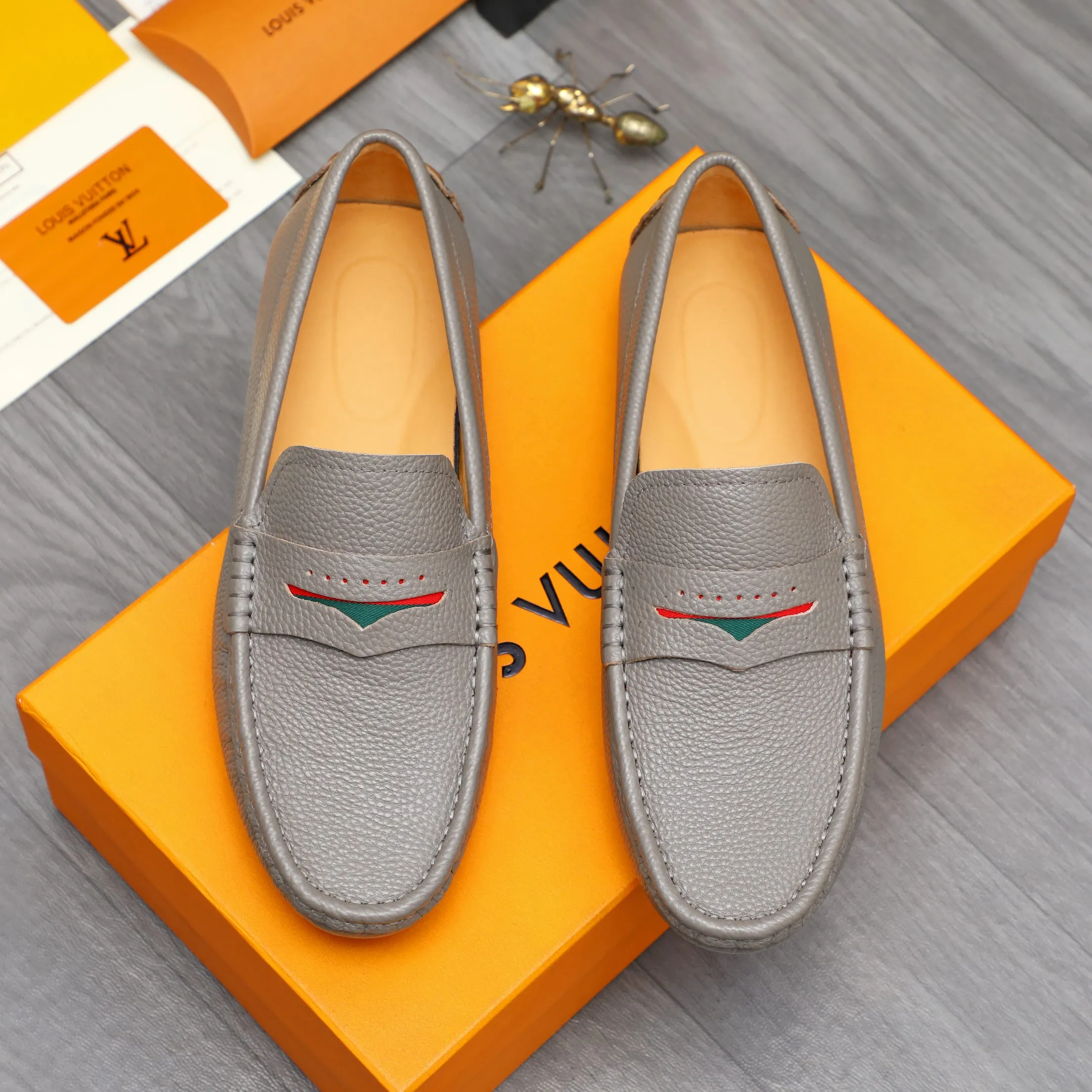 Men's shoes 💰360 Product trademark: LV "Louis Vuitton" casual slip-on men's shoes Regular size: 38-45 Product material: Selected pebbled cowhide upper, pigskin lining, rubber outsole